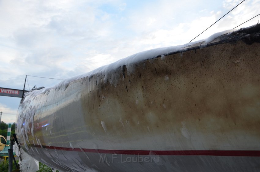 Feuer 1 Yacht explodiert Koeln Muelheim Hafen Muelheim P107.JPG